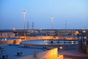 Vue extérieure de la station de traitement des eaux à Doha au Qatar